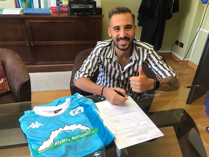 Alessio Murgia firma per la Sanremese (foto Sanremese Calcio) Alessio Murgia firma per la Sanremese (foto Sanremese Calcio)