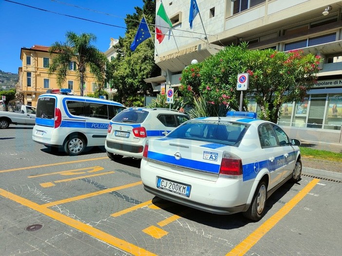 Bando per il nuovo comandante dei vigili di Diano Marina, bastano 2 anni di anzianità. Bellacicco: “I giochi di prestigio con noi non attaccano” Bando per il nuovo comandante dei vigili di Diano Marina, bastano 2 anni di anzianità. Bellacicco: “I giochi di prestigio con noi non attaccano”