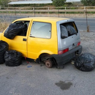 Taggia: trovata un'auto abbandonata trasformata in una discarica abusiva, rintracciato e sanzionato il responsabile