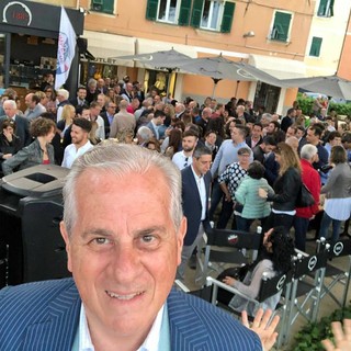 Elezioni comunali a Imperia: in trecento per l'aperitivo con i giovani a sostegno di Claudio Scajola Elezioni comunali a Imperia: in trecento per l'aperitivo con i giovani a sostegno di Claudio Scajola