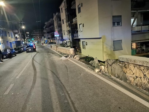 Arma di Taggia: auto abbatte muretto e scappa, l'incidente in serata