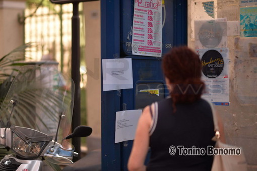 Sanremo: continua la protesta di commercianti e residenti per spostamento pensilina tappezzata di csrtelli