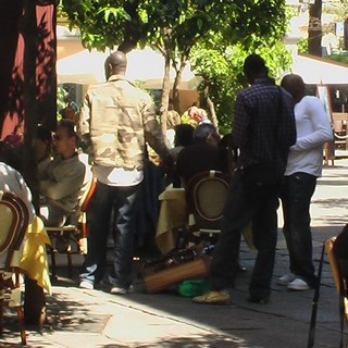Sanremo: venditori abusivi in centro, un lettore risponde a Franco Ventimiglia Sanremo: venditori abusivi in centro, un lettore risponde a Franco Ventimiglia
