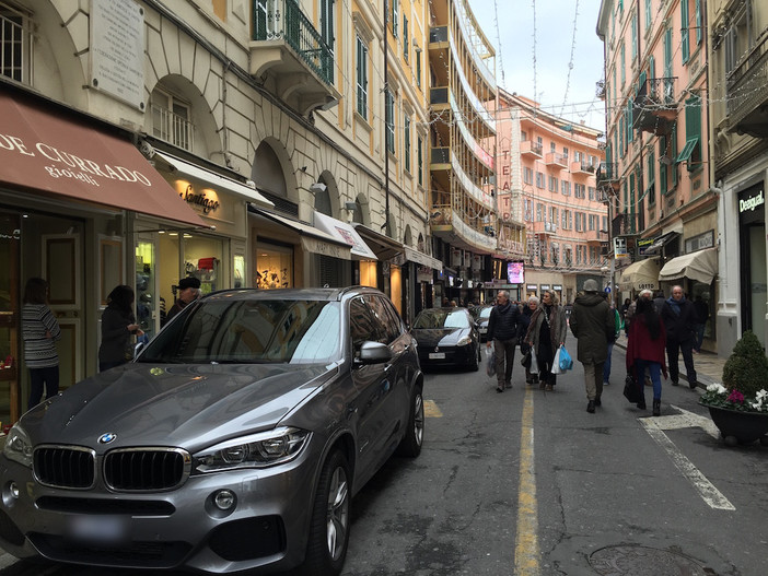 Sanremo: posteggi creativi, auto monegasca scambia via Matteotti per un parcheggio Sanremo: posteggi creativi, auto monegasca scambia via Matteotti per un parcheggio