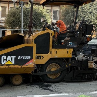 Ventimiglia, lavori in via Cavour: al via l'asfaltatura (Foto)