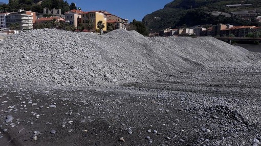 Ventimiglia: accumulo di ghiaia alla foce del Roja, il gruppo PD chiede un accesso agli atti “Vogliamo sapere il motivo di questa barriera”