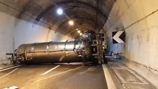 Ancora disagi sulla A10: autospurgo si ribalta tra Varazze e Celle, chiusa l'autostrada Ancora disagi sulla A10: autospurgo si ribalta tra Varazze e Celle, chiusa l'autostrada