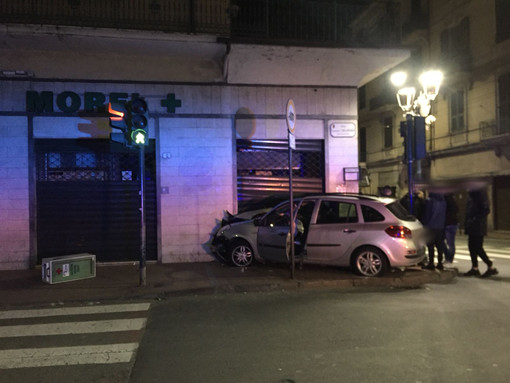 Ventimiglia: ubriaco neopatentato si schianta in una vetrina della Farmacia Morel, due passeggeri feriti