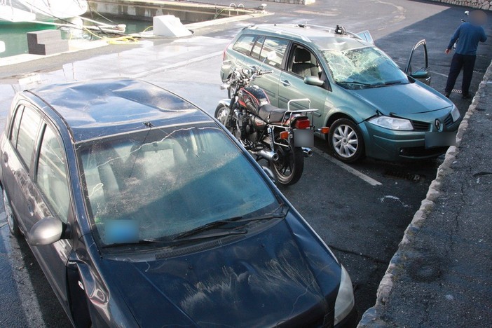 Le due auto inabissatesi ieri a Portosole Le due auto inabissatesi ieri a Portosole
