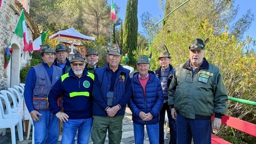 Alpini di Ventimiglia, cambio della guardia: Guido Maccario passa il testimone a Tommaso Spanò Alpini di Ventimiglia, cambio della guardia: Guido Maccario passa il testimone a Tommaso Spanò