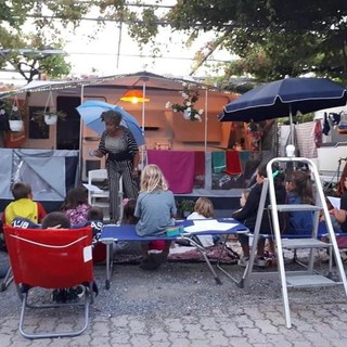 Da anni incanta i bambini con i suoi racconti: per dirle "grazie" decidono di fare una donazione alla Pediatria di Cuneo