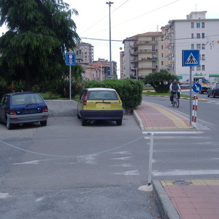 Arma Taggia: auto abbandonate a pochi passi dal centro, la segnalazione di un lettore