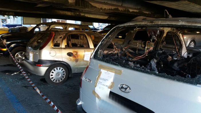 Ventimiglia: raid incendiario nella notte, a fuoco auto in via Tenda e parte di un dehor in passeggiata Oberdan (Foto) Ventimiglia: raid incendiario nella notte, a fuoco auto in via Tenda e parte di un dehor in passeggiata Oberdan (Foto)