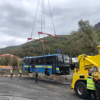 Autobus alluvionati nel deposito di Ormea: in corso le operazioni di recupero