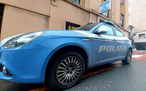 Ventimiglia, extracomunitario in sella ad una moto forza posto di blocco e ferisce poliziotto: fermato dopo un inseguimento Ventimiglia, extracomunitario in sella ad una moto forza posto di blocco e ferisce poliziotto: fermato dopo un inseguimento