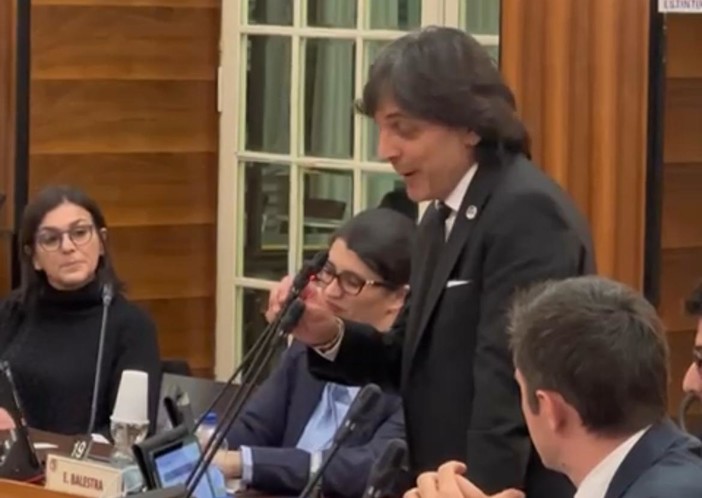 Sanremo, scoppia il caso in Consiglio comunale: durante l’intervento di Antonino Consiglio si sente un “devi morire” (Video)