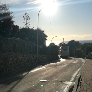 Bordighera: autobus incastrato in via Coggiola all'uscita dell'autostrada, intervento dei Vigili del Fuoco
