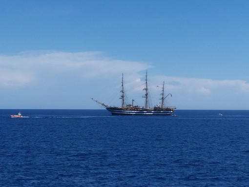 Imperia, la leggendaria 'Amerigo Vespucci' "saluta" anche il capoluogo: sirene in festa sia a Oneglia che a Porto Maurizio (foto e video)