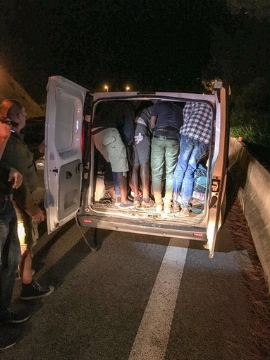 Ventimiglia: stipa 26 migranti in un furgone per portarli oltre confine, arrestato passeur