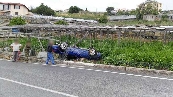 Sanremo: auto fuori controllo in via Padre Semeria, il mezzo si ribalta e finisce in una campagna Sanremo: auto fuori controllo in via Padre Semeria, il mezzo si ribalta e finisce in una campagna