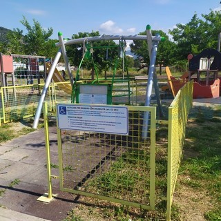 L'altalena presente, prima della rimozione, al parco urbano
