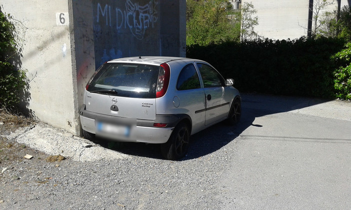 Sanremo: auto abbandonata da mesi in strada Isola Inferiore, nuova denuncia di un lettore Sanremo: auto abbandonata da mesi in strada Isola Inferiore, nuova denuncia di un lettore
