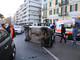 Sanremo: Fiat 600 si ribalta in corso Orazio Raimondo, per fortuna nessun ferito ma traffico in tilt (Foto e Video)