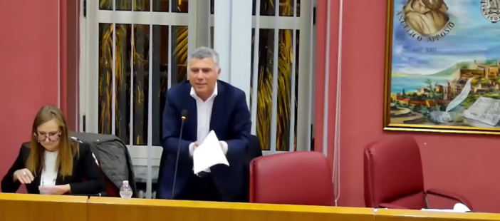 Consiglio comunale a Ventimiglia, "per due volte il presidente non mi ha lasciato finire l'intervento": Leuzzi lascia l'aula Consiglio comunale a Ventimiglia, "per due volte il presidente non mi ha lasciato finire l'intervento": Leuzzi lascia l'aula