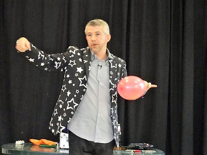 San Bartolomeo al Mare: in Piazza Torre Santa Maria con piccoli giochi di magia e balloon art 'Sabato Magic', Alex intrattiene i bambini