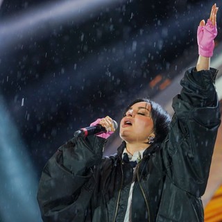 Arisa sfida la pioggia e va "Controvento": in centinaia a sentire il concerto in piazza Colombo
