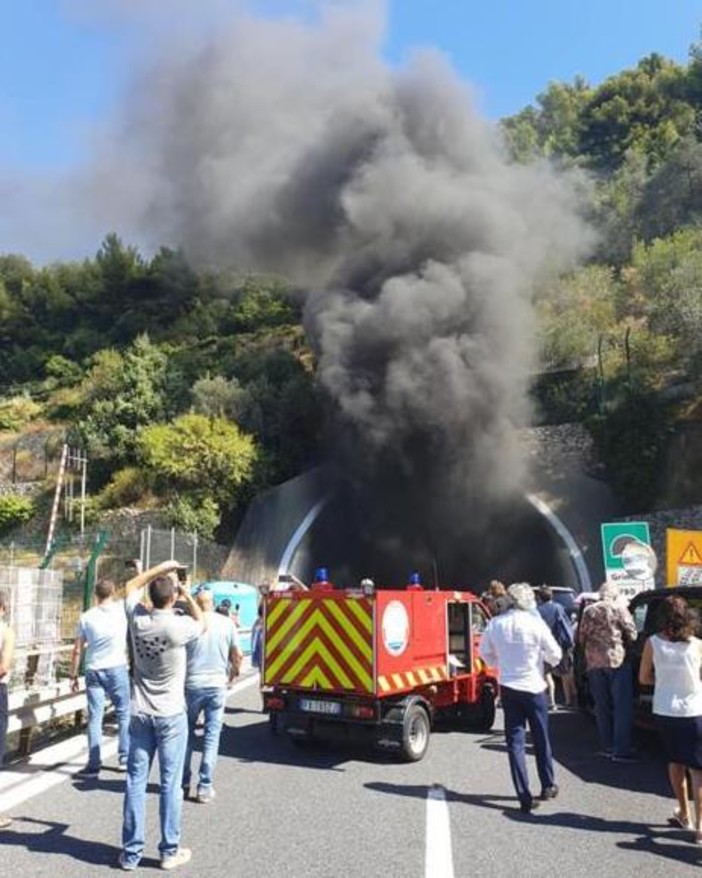 Incidente in autostrada tra Ventimiglia ed il confine: mobilitazione di soccorsi e traffico interrotto