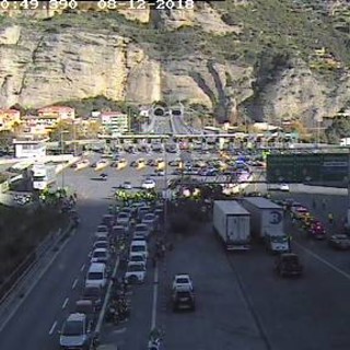 Presidio dei Gilet Gialli poco dopo la barriera autostradale di Ventimiglia, forti rallentamenti per il traffico Presidio dei Gilet Gialli poco dopo la barriera autostradale di Ventimiglia, forti rallentamenti per il traffico