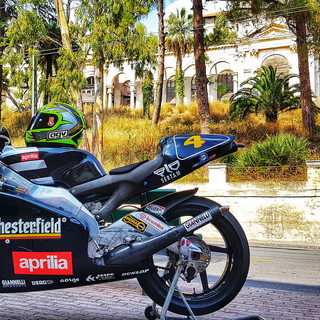 Ospedaletti: l'Aprilia 250 con cui Max Biaggi vinse il suo primo mondiale immortalata davanti a villa Sultana Ospedaletti: l'Aprilia 250 con cui Max Biaggi vinse il suo primo mondiale immortalata davanti a villa Sultana