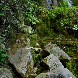 La freccia in alto indica le quattro incisioni vulvari mentre la freccia in basso la vaschetta del masso altare sacrificale. La freccia in alto indica le quattro incisioni vulvari mentre la freccia in basso la vaschetta del masso altare sacrificale.