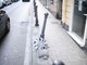 Sanremo: con l'auto urta un palo sul marciapiedi e non riesce più a spostare l'auto, intervento delle forze dell'ordine