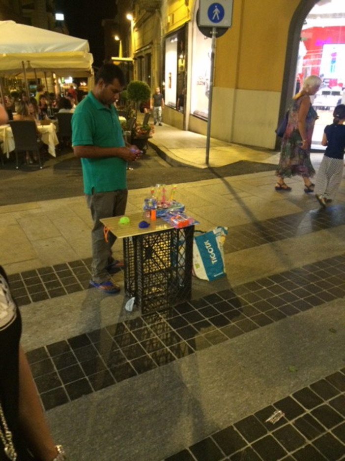 Sanremo: le immagini di Simone Baggioli di un sabato sera fine luglio: "Spaccio, abusivi e barboni!"