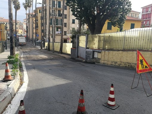Imperia: via Filippo Airenti chiusa per riasfaltatura, traffico di Porto Maurizio in tilt Imperia: via Filippo Airenti chiusa per riasfaltatura, traffico di Porto Maurizio in tilt