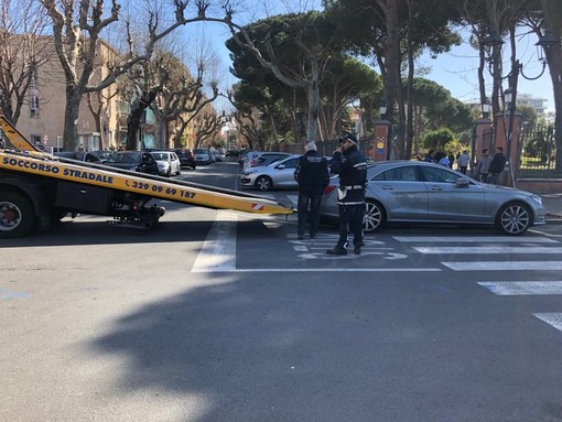 Ventimiglia: parcheggio creativo, automobilista monegasco lascia l'auto sulle strisce pedonali, ma interviene la Polizia Locale (Foto)
