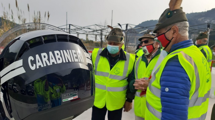 Gli alpini della sezione di Imperia in servizio al centro vaccini di Camporosso
