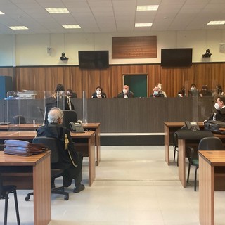 Ventimiglia, in auto con 300 mila euro nascosti nei sacchetti della spesa: chiesta la condanna a 4 anni di carcere per due albanesi