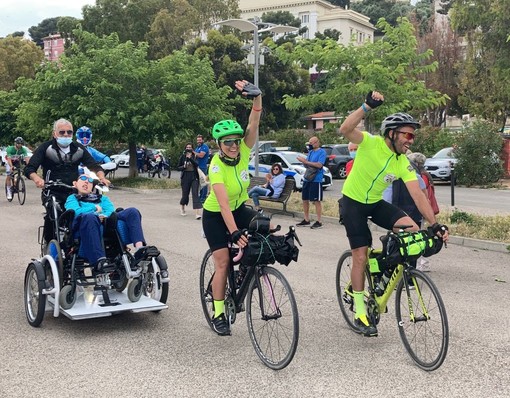 Imperia: festa per Martina e Lorenzo, in bici da Roma per la 'Giraffa a Rotelle': "Ce l'abbiamo fatta, tanta grinta per questi ragazzi" (Foto e Video) Imperia: festa per Martina e Lorenzo, in bici da Roma per la 'Giraffa a Rotelle': "Ce l'abbiamo fatta, tanta grinta per questi ragazzi" (Foto e Video)