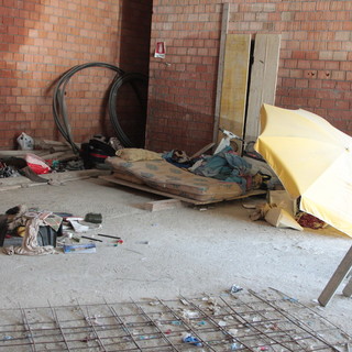 Sanremo: scoperto alloggio abusivo dietro al mercato annonario, all'interno dell'edificio trovate numerose siringhe