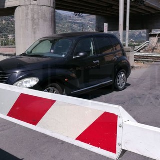 Ventimiglia: auto francese parcheggiata sul passaggio a livello di via Tenda, rallentamenti al traffico ferroviario, pedoni assiepati davanti alle sbarre