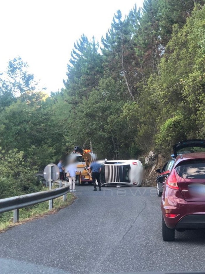 Auto ribaltata sulla provinciale tra Perinaldo e Sanremo: lievi ferite per la conducente