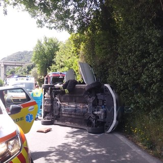 Camporosso: auto si ribalta in corso Repubblica, mobilitazione di soccorsi