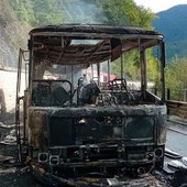 Autobus in fiamme sulla Statale 28, semaforo e senso unico mandano il traffico in tilt Autobus in fiamme sulla Statale 28, semaforo e senso unico mandano il traffico in tilt
