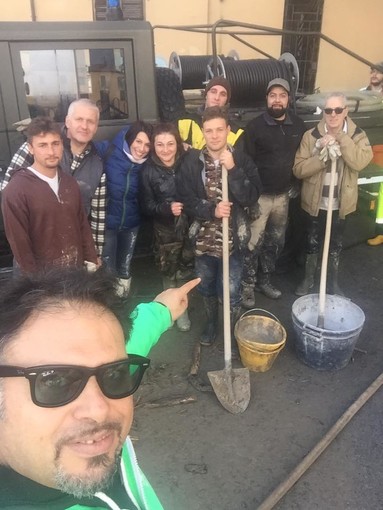 Imperia: gli "Angeli del fango" al lavoro nella zone colpite dal maltempo. Ecco come lavora un Angelo Imperia: gli "Angeli del fango" al lavoro nella zone colpite dal maltempo. Ecco come lavora un Angelo