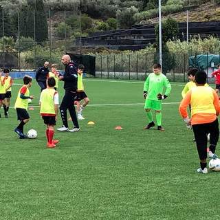 Calcio giovanile: allenamento con Franco Lucido del Genoa Cfc per i ragazzi del Camporosso e del Dolceacqua (foto) Calcio giovanile: allenamento con Franco Lucido del Genoa Cfc per i ragazzi del Camporosso e del Dolceacqua (foto)