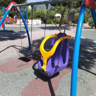 Ventimiglia inclusiva, ripristinate le altalene nei giardini pubblici Tommaso Reggio (Foto)
