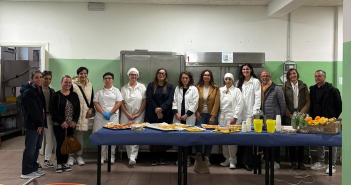 Bordighera, la mensa scolastica apre le porte alle famiglie: visita alle cucine della scuola De Amicis Bordighera, la mensa scolastica apre le porte alle famiglie: visita alle cucine della scuola De Amicis